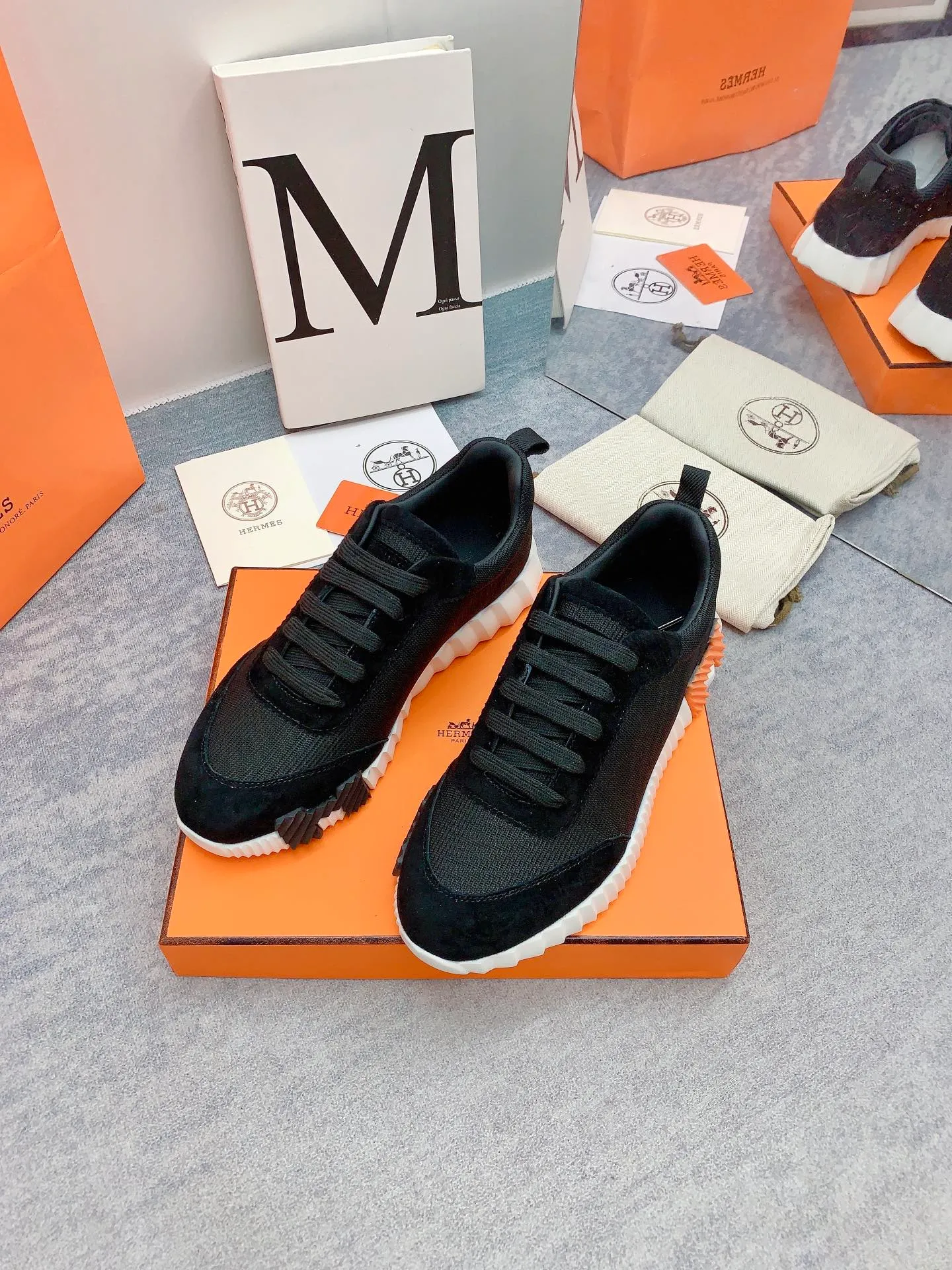 👟👟Ex-factory price 640👟👟 [Hermes] New Bouncing Couple 👫Sneakers. The most comfortable shoes from Hermès, no one else⃣️. They are very light on the feet and very beautiful. You will not feel tired when you go shopping and running around. 👍 The overall suede leather feels very good, very beautiful and very versatile. It is very light, comfortable and extremely light, suitable for both sports and leisure. It feels great to step on! 30+ men's and women's color combinations. You can choose, there will always be what you want~ ✅Fabric: Imported high mercerized sheep + original rain velvet ✅Inner: Imported silk sheepskin for lining insole ✅Outsole: Seamless combination of IP+TPU (multi-color letters) German technology irradiation machine ✅Code number: 35-41 for women and 38-46 for men (41 for women, 45.46 for men, customized and non-returnable)